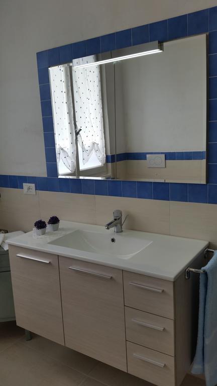 Apartment Iseo Lake Sale Marasino Habitación foto