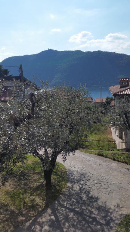Apartment Iseo Lake Sale Marasino Habitación foto