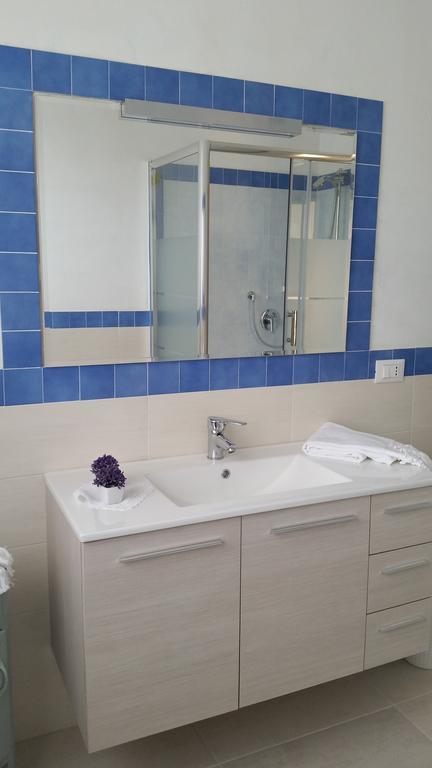 Apartment Iseo Lake Sale Marasino Habitación foto
